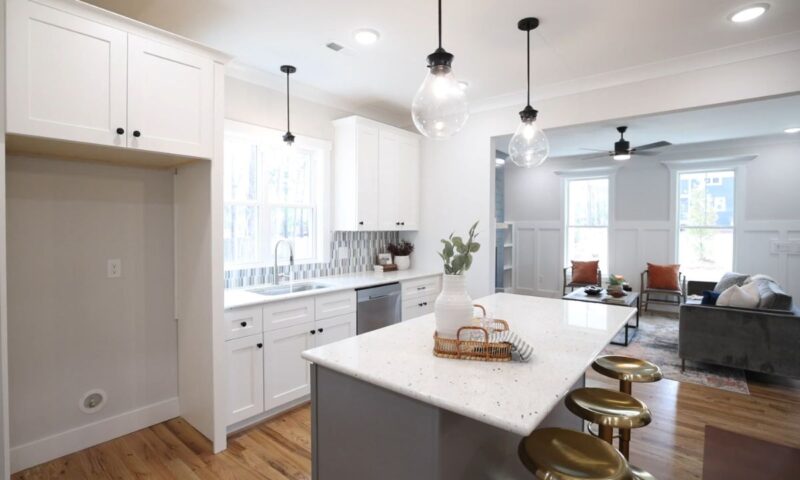 prikaz svetle kuhinje sa nameštajen kuhinjskim