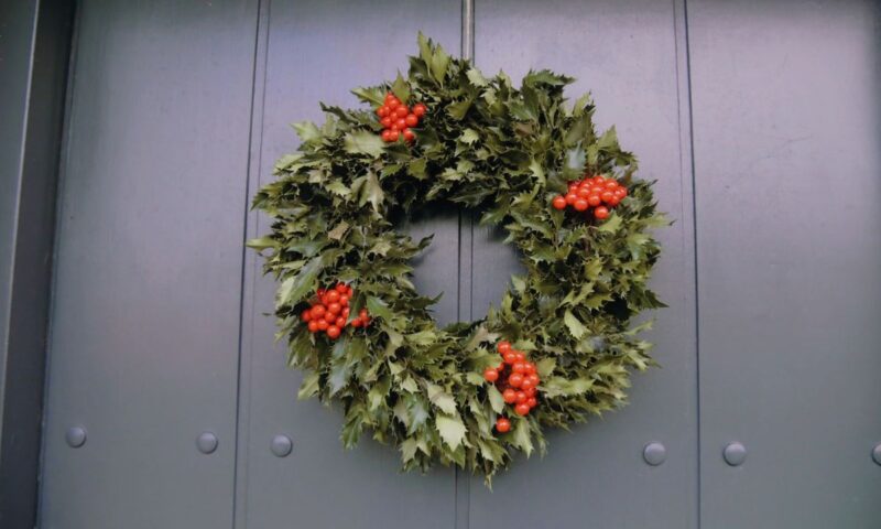 božićni venac na vratima