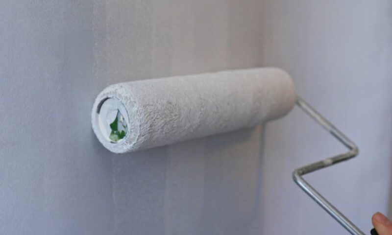 prikaz valjka za krečenje na zidu