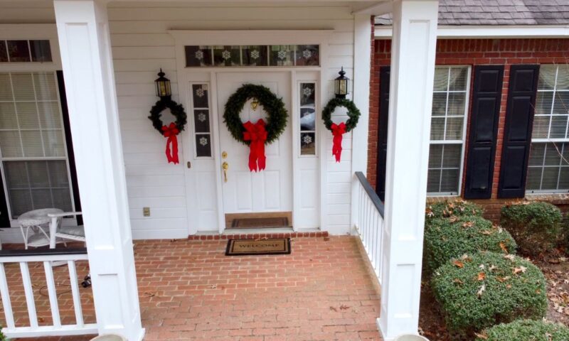 prikaz dekorisanih vrata sa tri venčića i mašnicama na njima