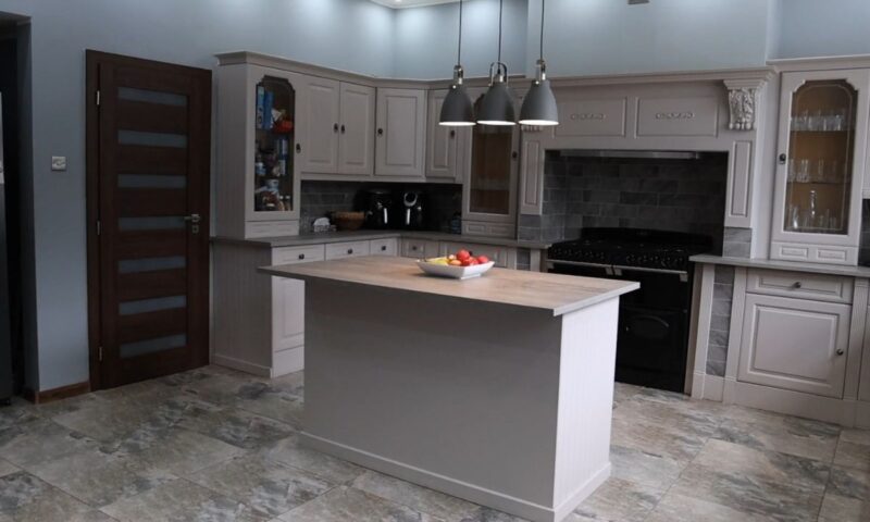 prikaz moderne sive kuhinje