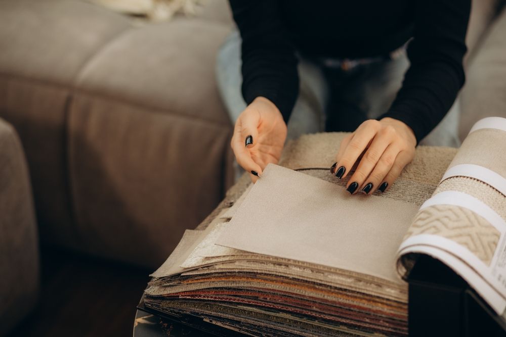 Biranje uzoraka i materijala tepiha za dnevnu sobu iz kataloga