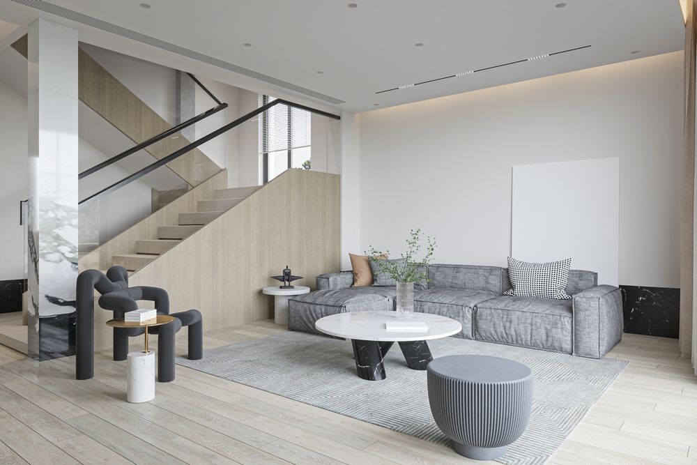 Moderan dnevni boravak sa sivim tepihom ispod sofe i klub stola